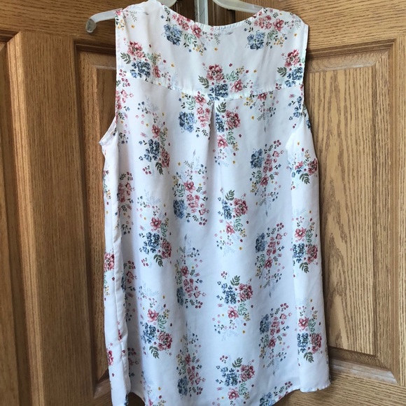 White Flower Blouse Tank. - Picture 4 of 4